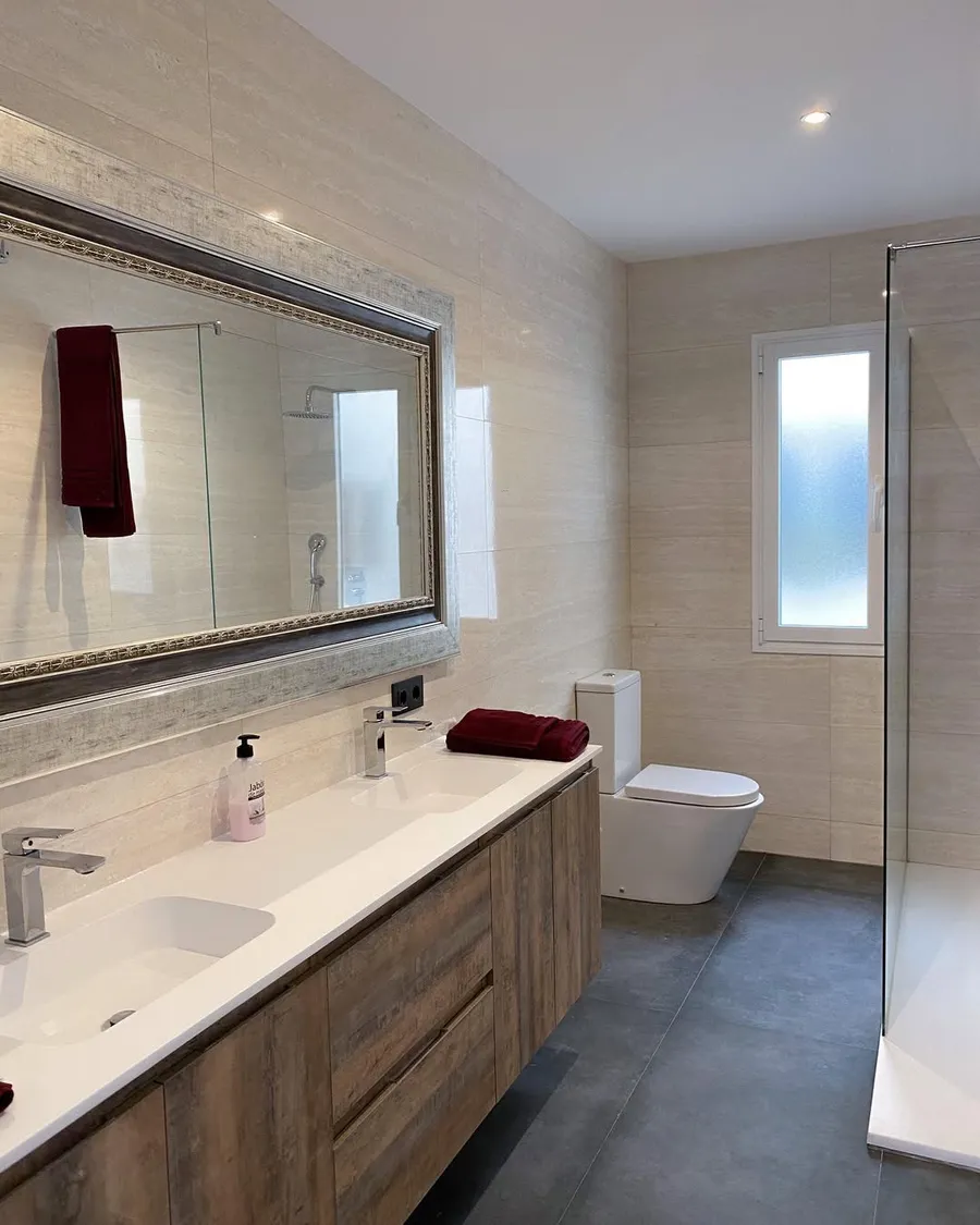 Baño con alicatado de gran formato — detalle 2