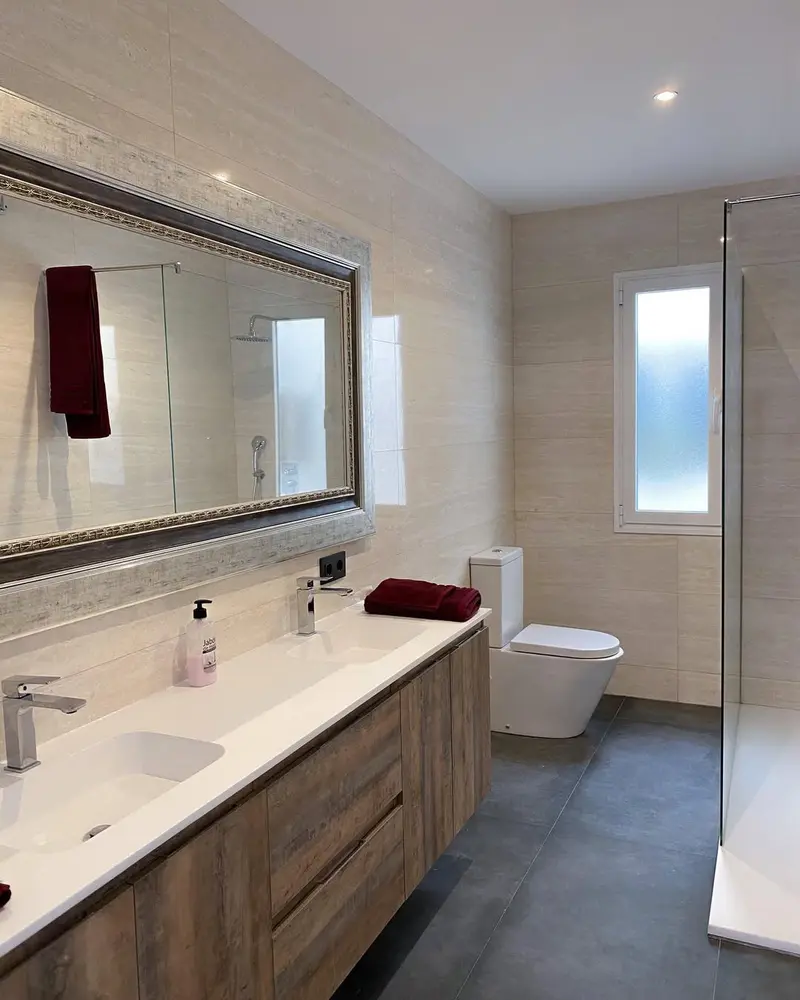 Baño reformado — acabados en blanco