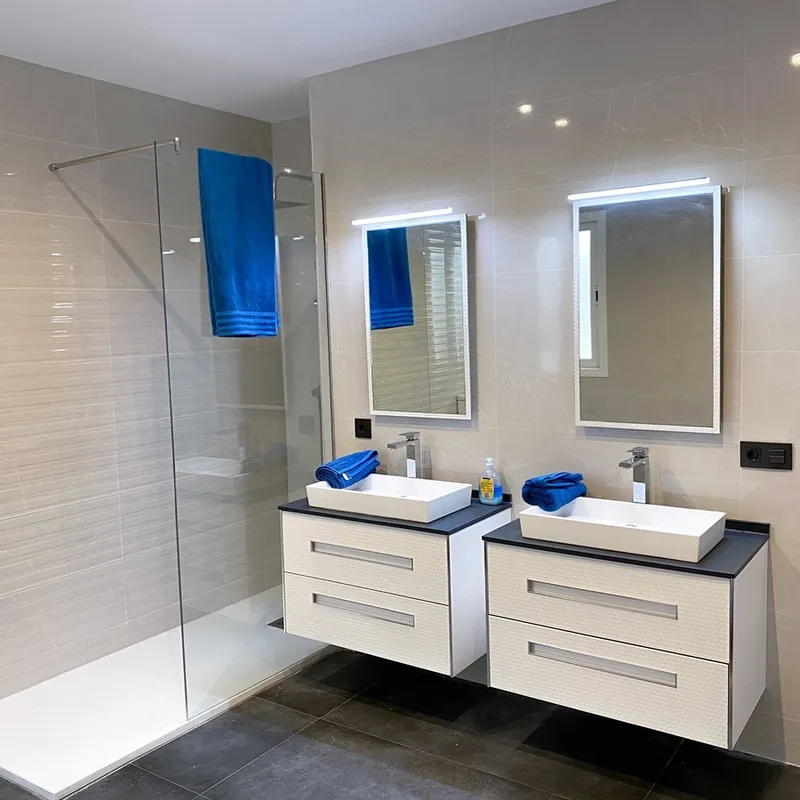 Baño con bañera y mampara de cristal