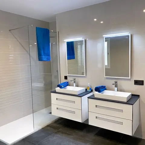 Baño con bañera independiente