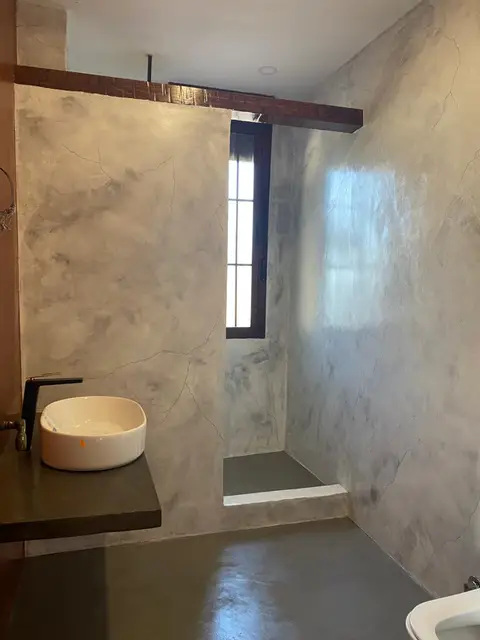 Baño de diseño con acabado pulido