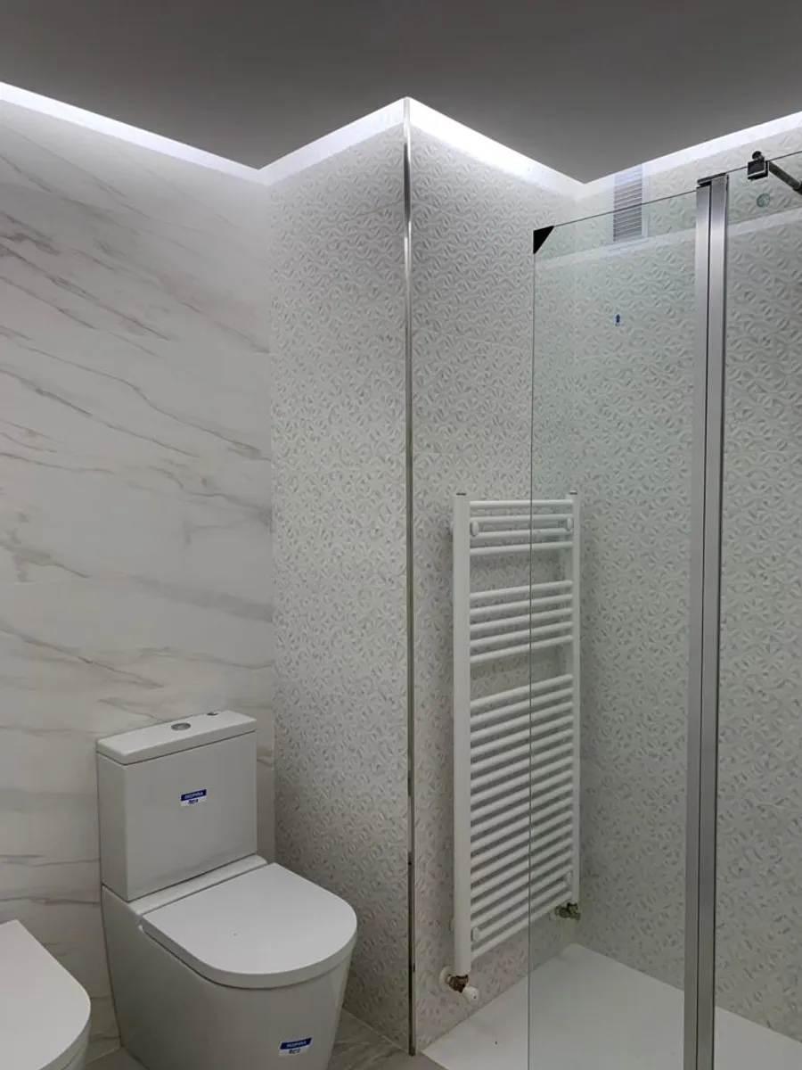 Baño con ducha de mampara e iluminación — Baño + Iluminación