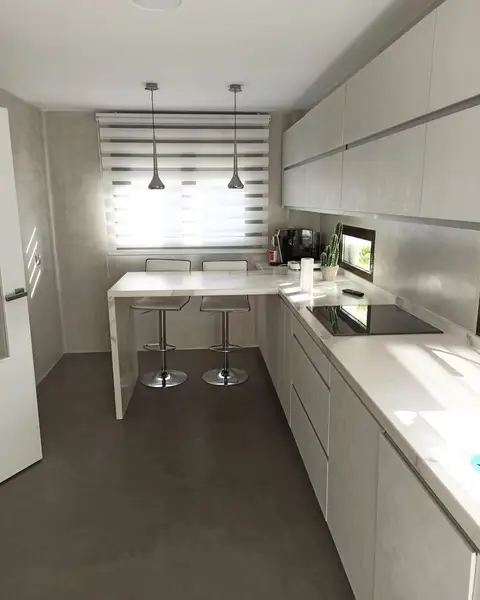 Cocina blanca con microcemento y mármol