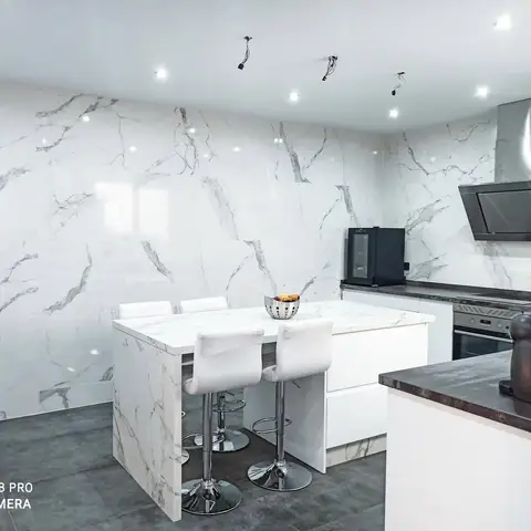Cocina con isla de mármol Calacatta