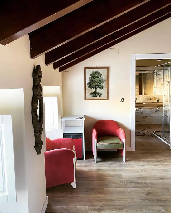 Dormitorio con acabados de pintura y suelo