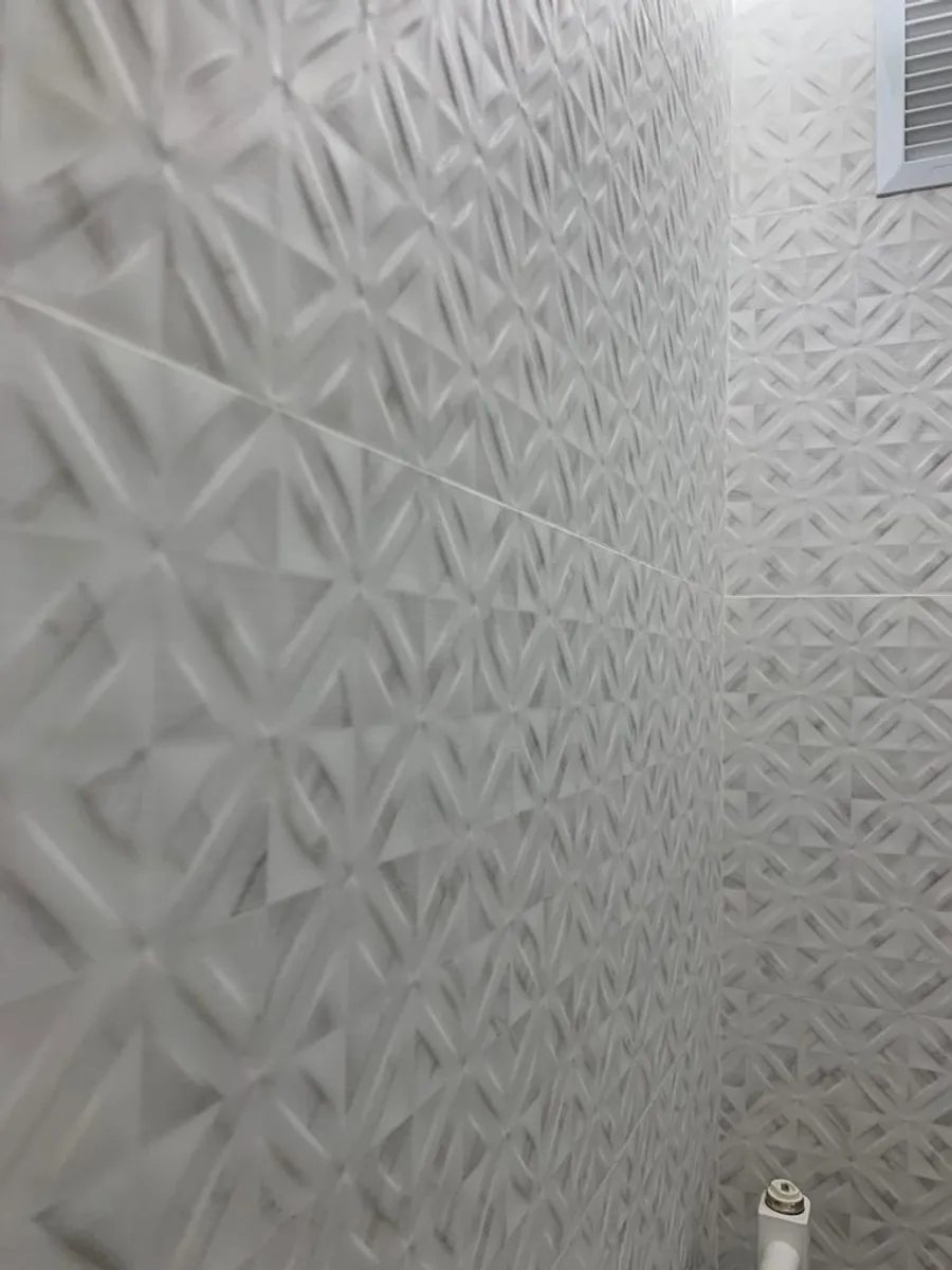 Baño con ducha de mampara e iluminación — Paredes Ducha