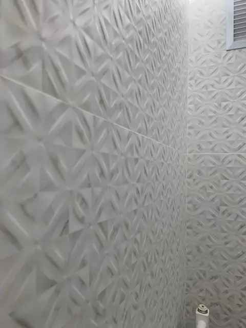 Baño con ducha de mampara e iluminación