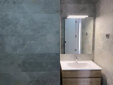Baño contemporáneo con acabados premium