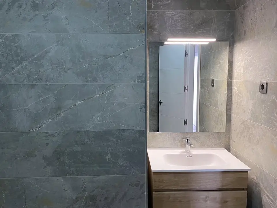 Baño reformado — sanitarios y grifería
