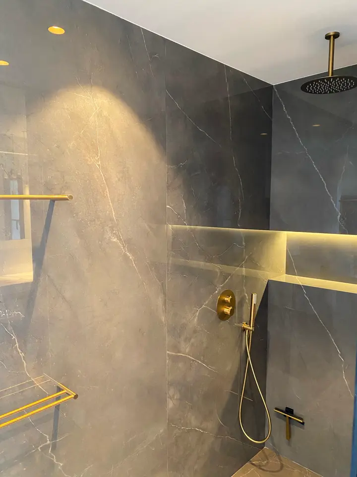 Baño de diseño — proyecto RAD Málaga