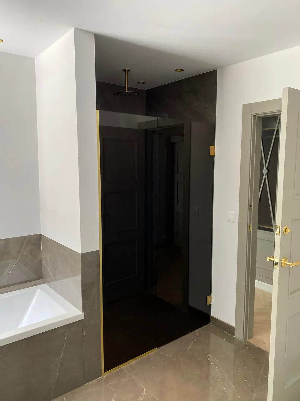 Baño de diseño — detalle de acabado