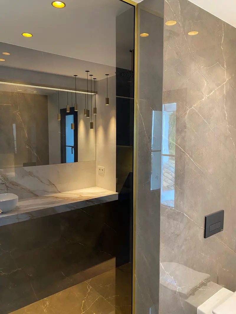 Baño de diseño — ducha e iluminación