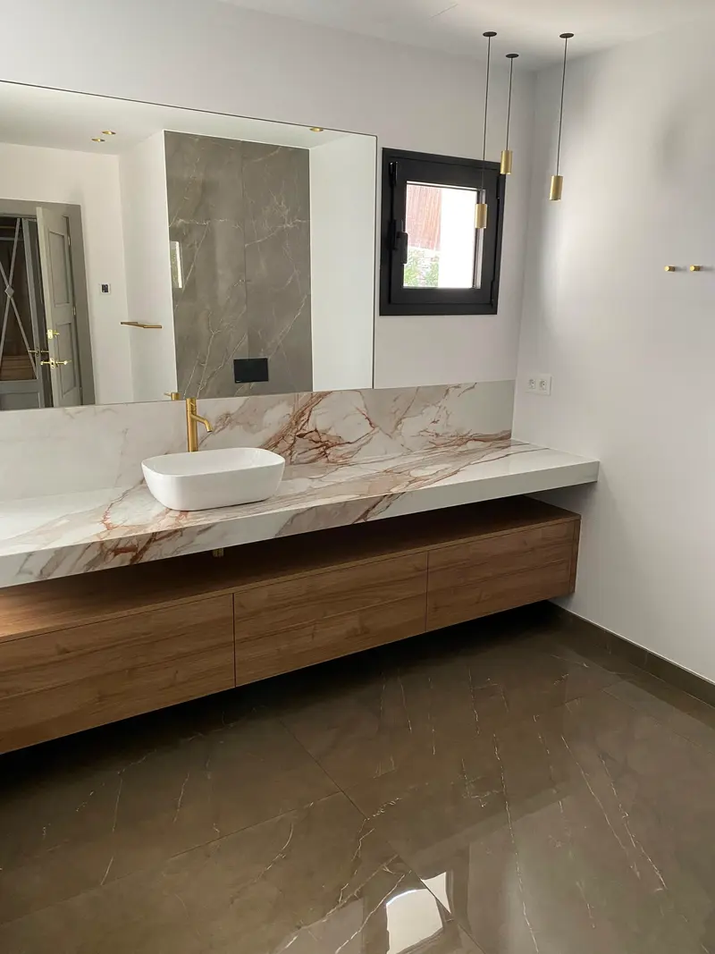 Baño de diseño — vista general