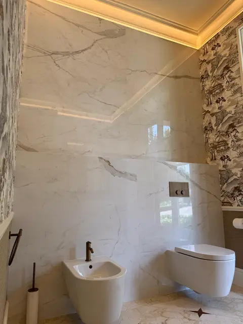 Baño de lujo con materiales premium