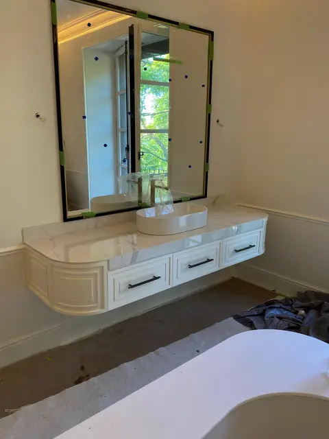 Baño de lujo con materiales premium