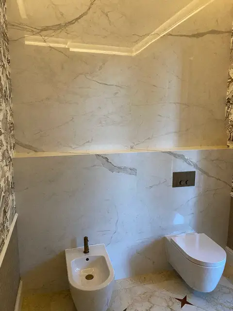 Baño de lujo con materiales premium