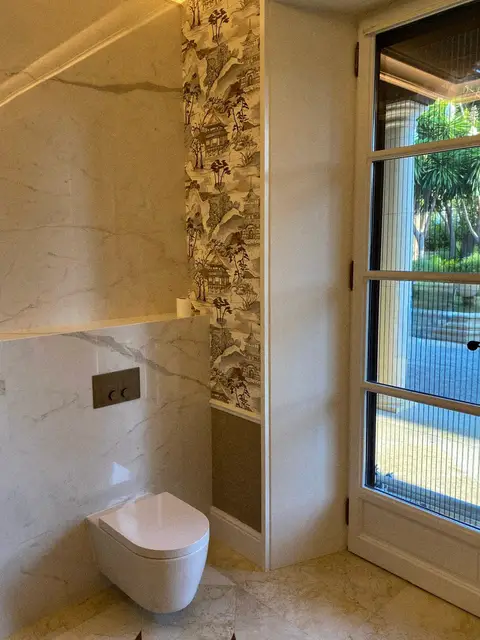Baño de lujo con materiales premium
