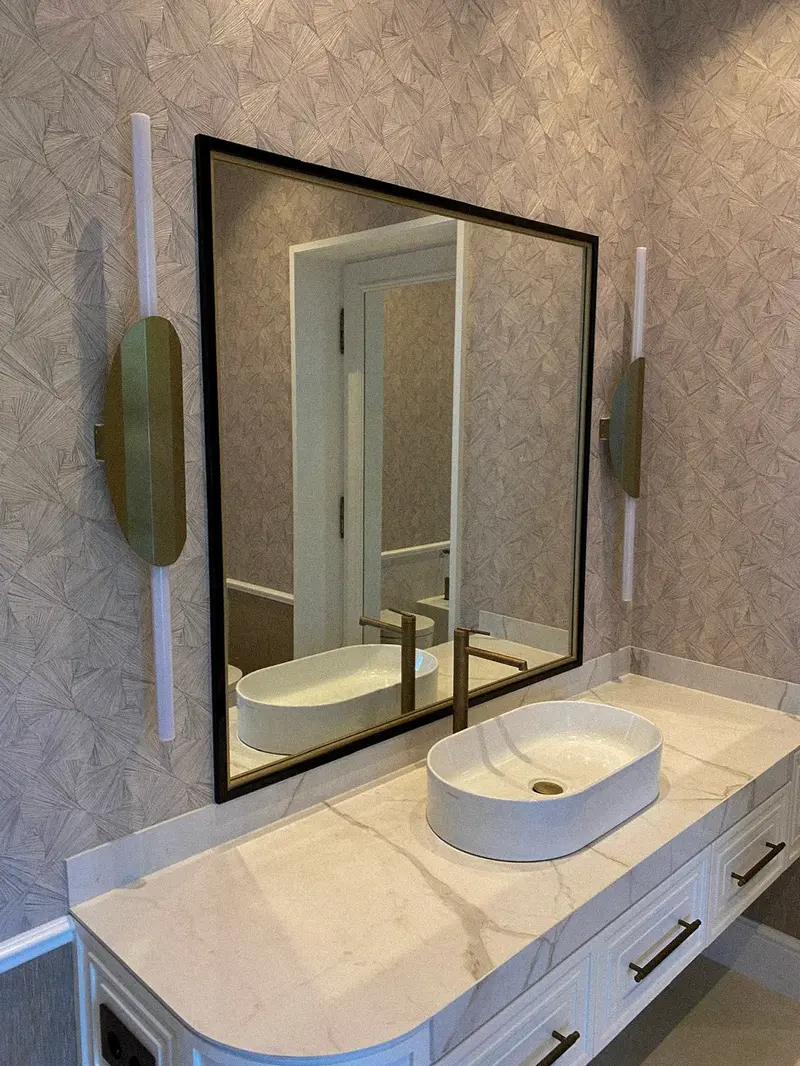 Baño con pintura decorativa — RAD