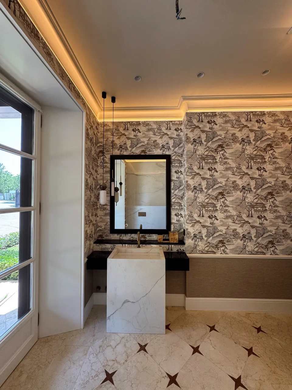 Baño con pintura decorativa — proyecto RAD Málaga