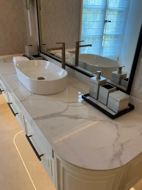 Baño de lujo con materiales premium