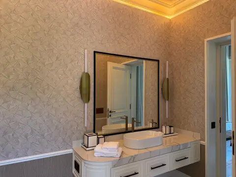 Baño de lujo con materiales premium
