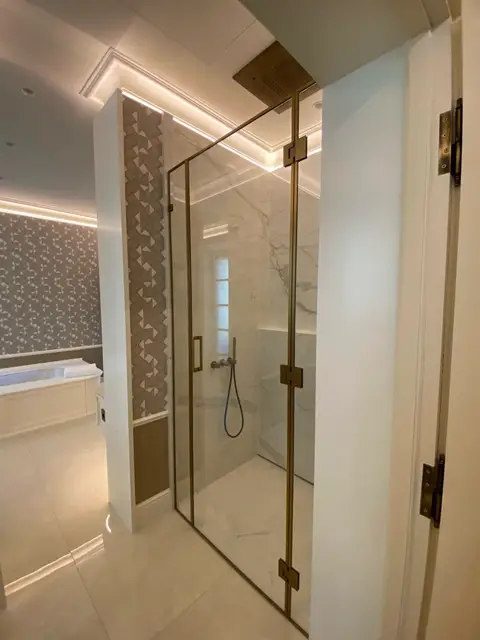 Baño con encimera y pintura decorativa