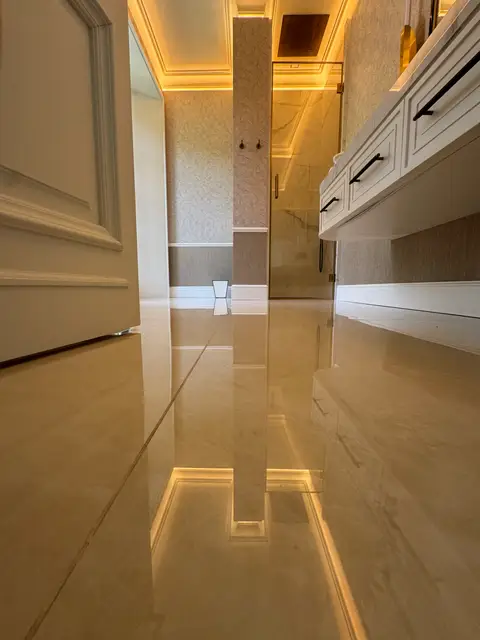 Baño de lujo con materiales premium