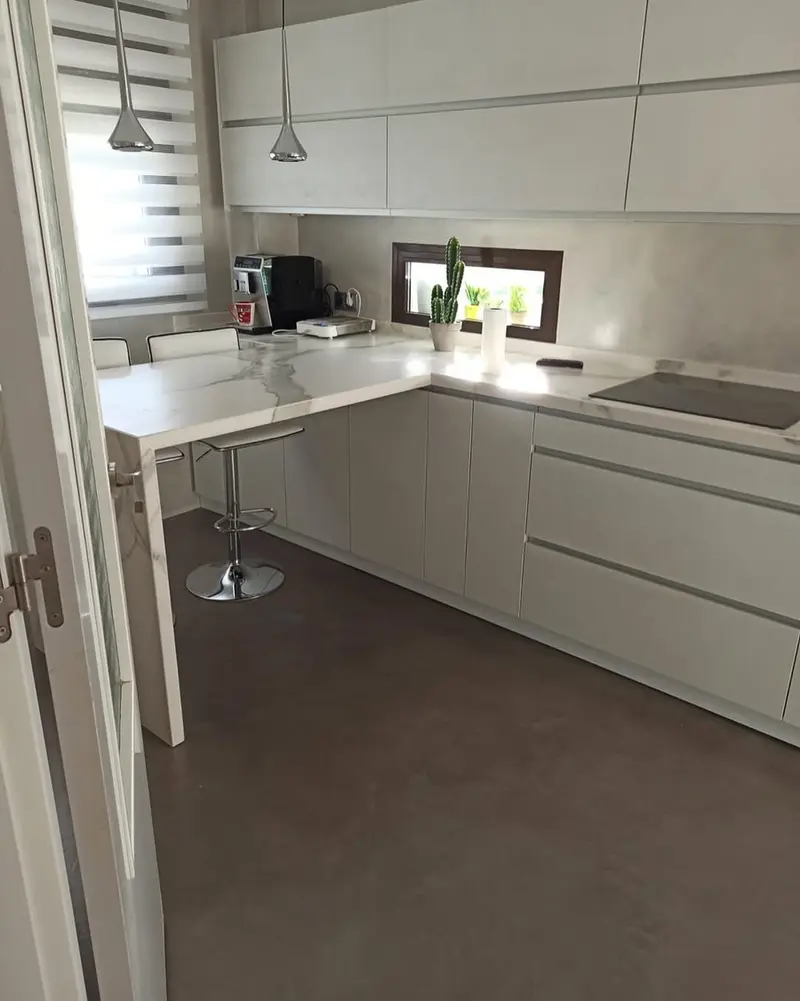 Cocina con microcemento — acabado contemporáneo