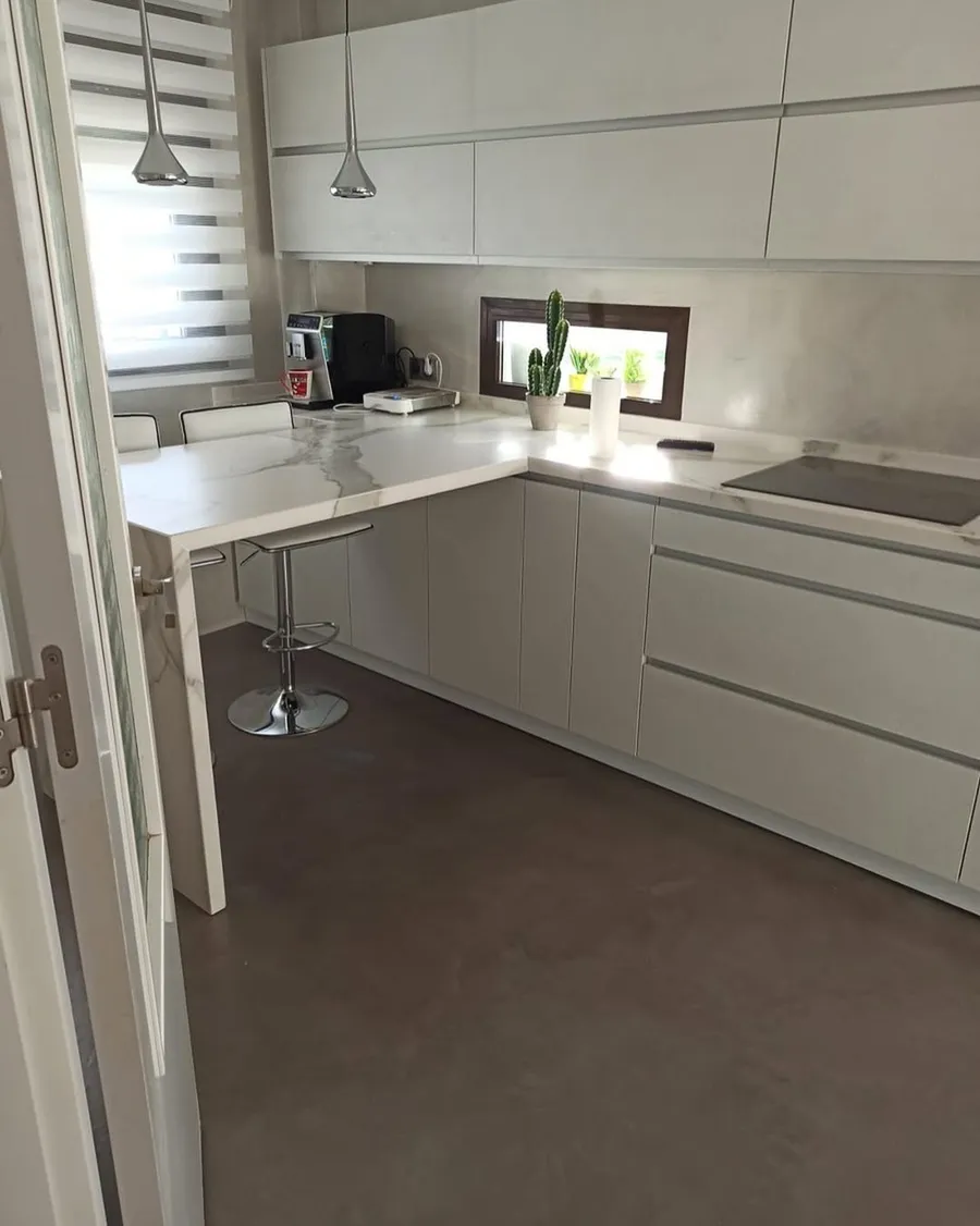 Cocina con isla central — detalle 3