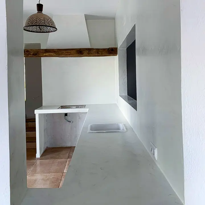 Cocina en vivienda rural reformada — proyecto RAD Málaga