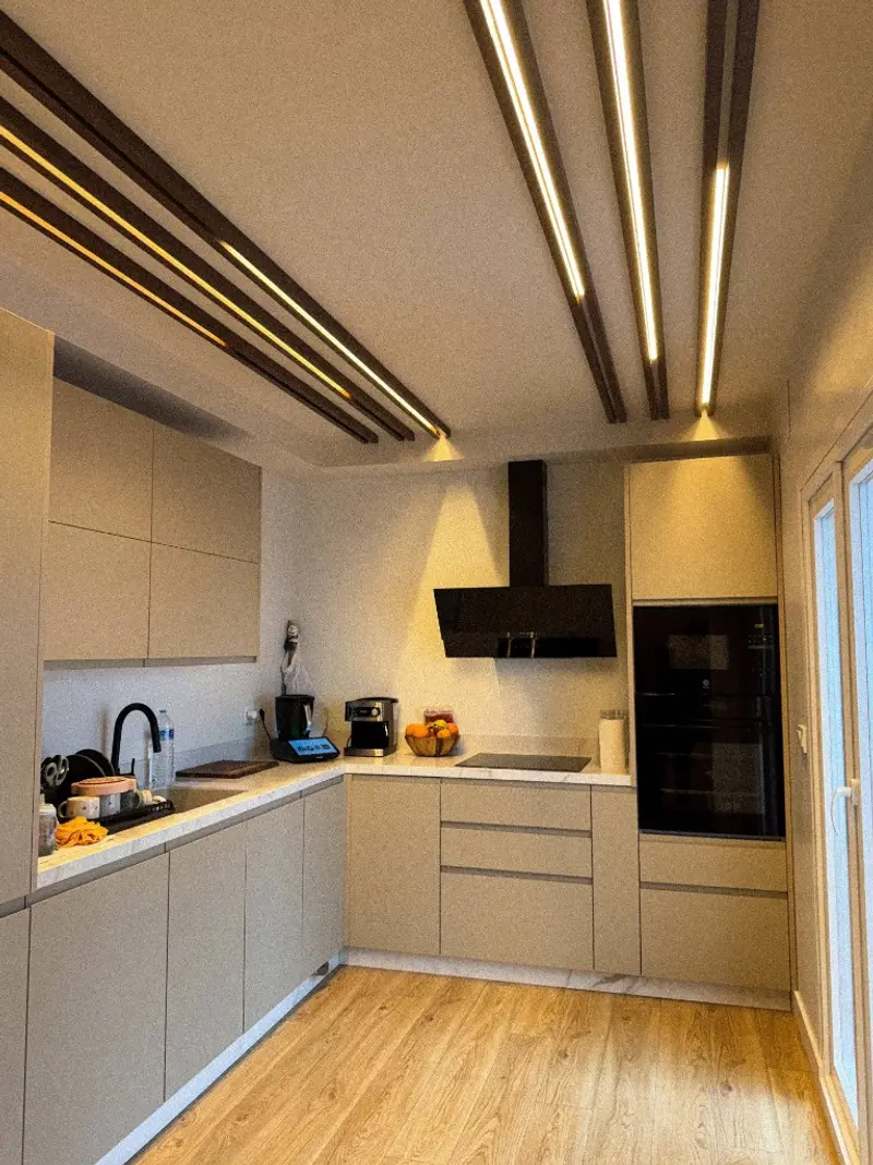 Cocina de diseño con electrodomésticos negros e iluminación LED