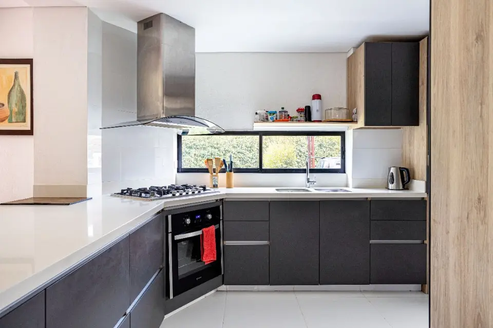 Cocina moderna con mobiliario antracita y acentos de madera