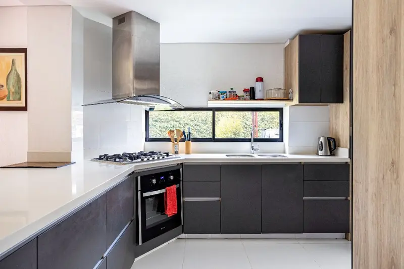 Cocina moderna con mobiliario antracita y acentos de madera