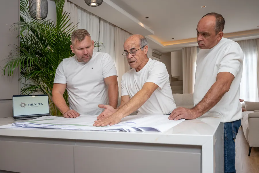 Cliente revisando un presupuesto de reforma con un profesional en una vivienda de Málaga