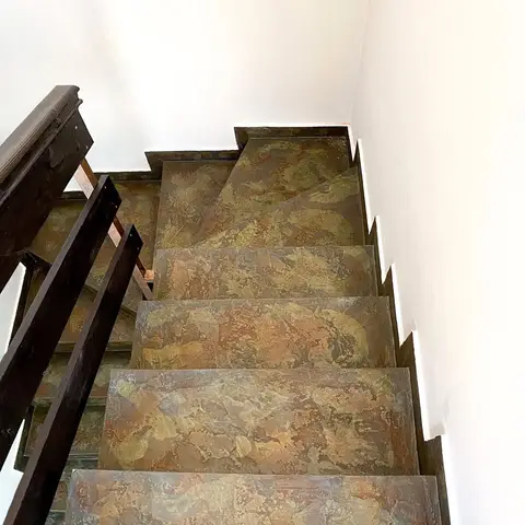 Escalera y pasillo reformados
