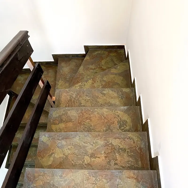 Escalera y pasillo reformados