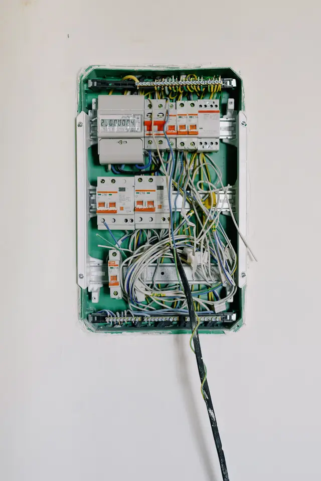 Electrics — Photo 3