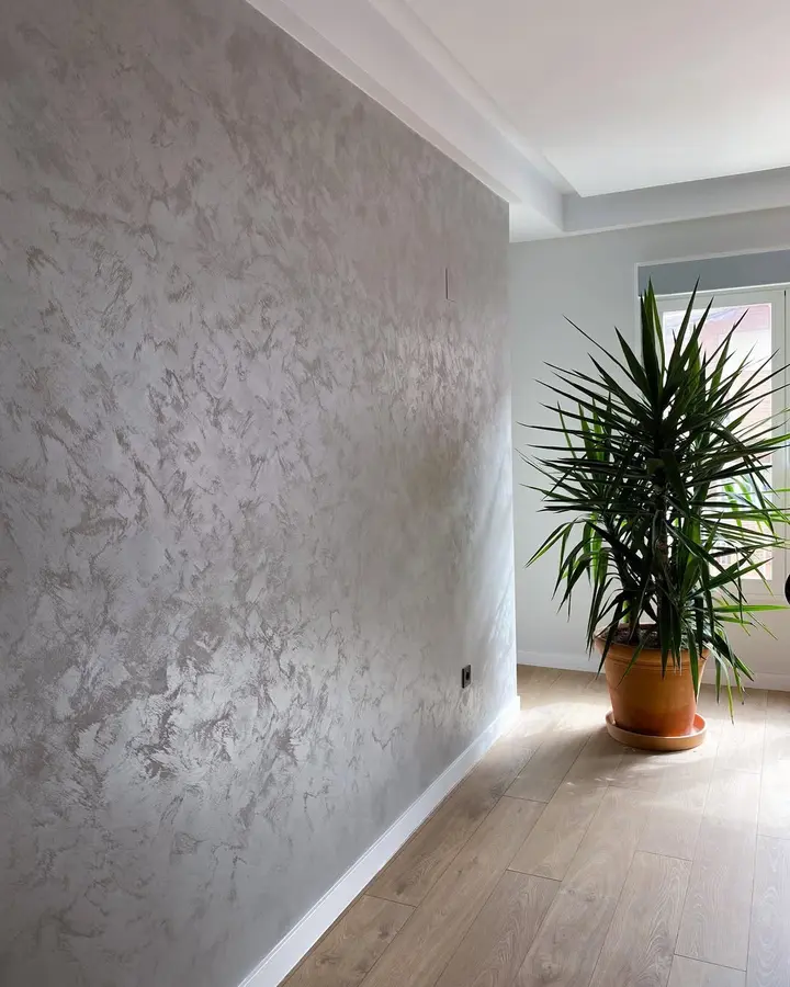 Salón con pared de pintura — propiedad de lujo