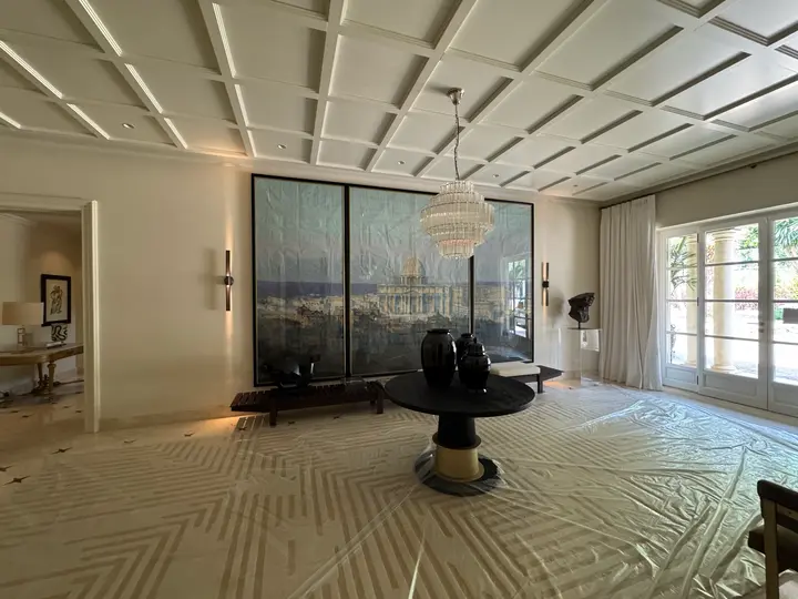 Espacio amplio reformado — sala de estar