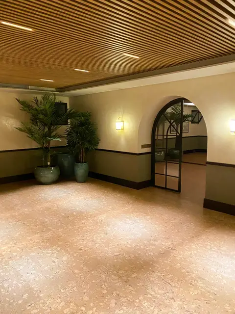 Salón amplio con acabados de calidad