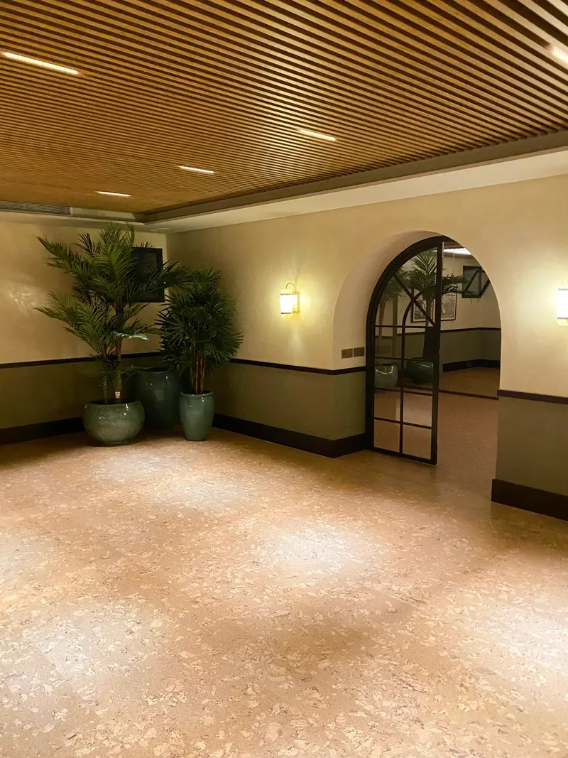 Salón amplio con acabados de calidad