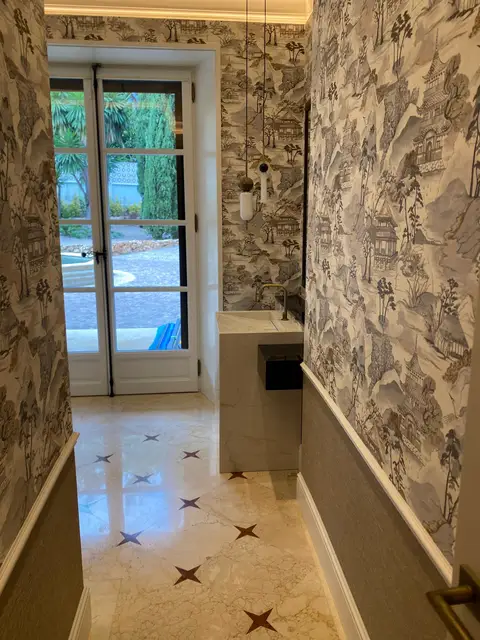 Salón reformado con paredes de papel pintado