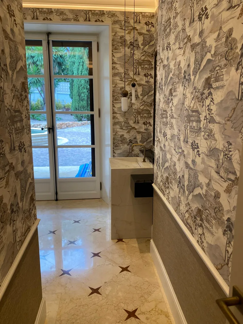 Salón reformado con paredes de papel pintado