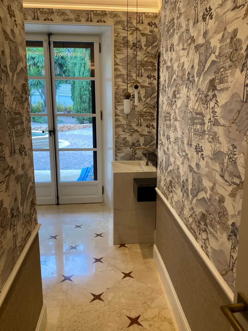 Salón reformado con paredes de papel pintado