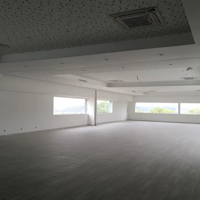 Local comercial — detalle de acabado