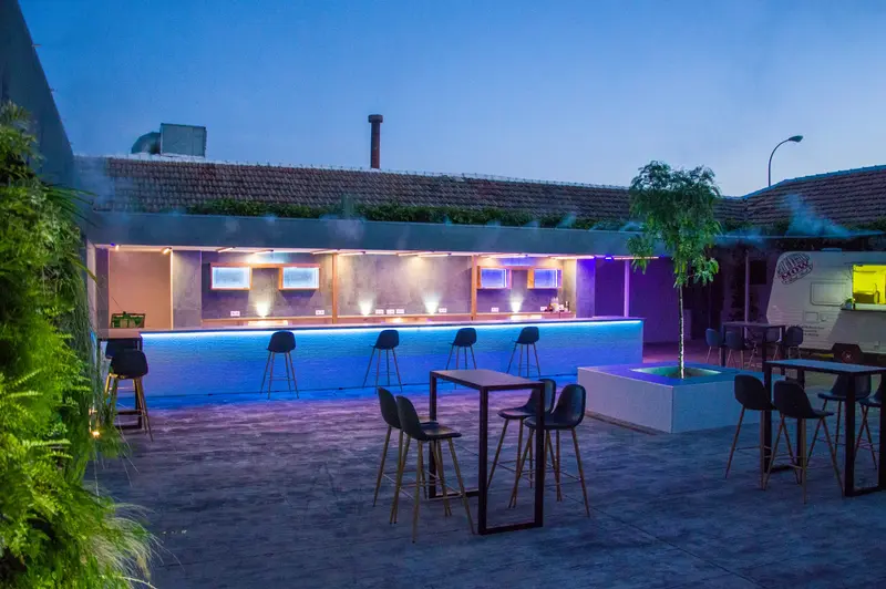 Terraza Momoa — barra y chill out de noche